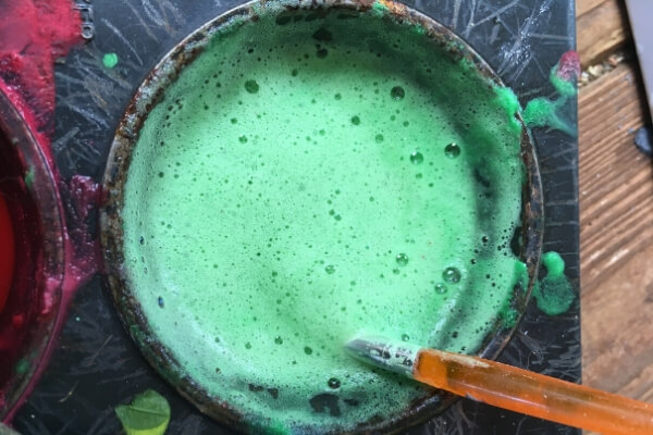 vinegar added to baking soda paint to create a fizzy paint